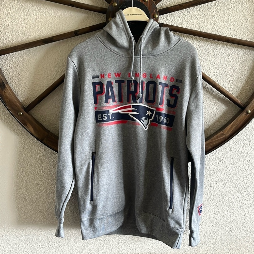Men’s New England Patriots hooded sweatshirt. Size small. 63C
